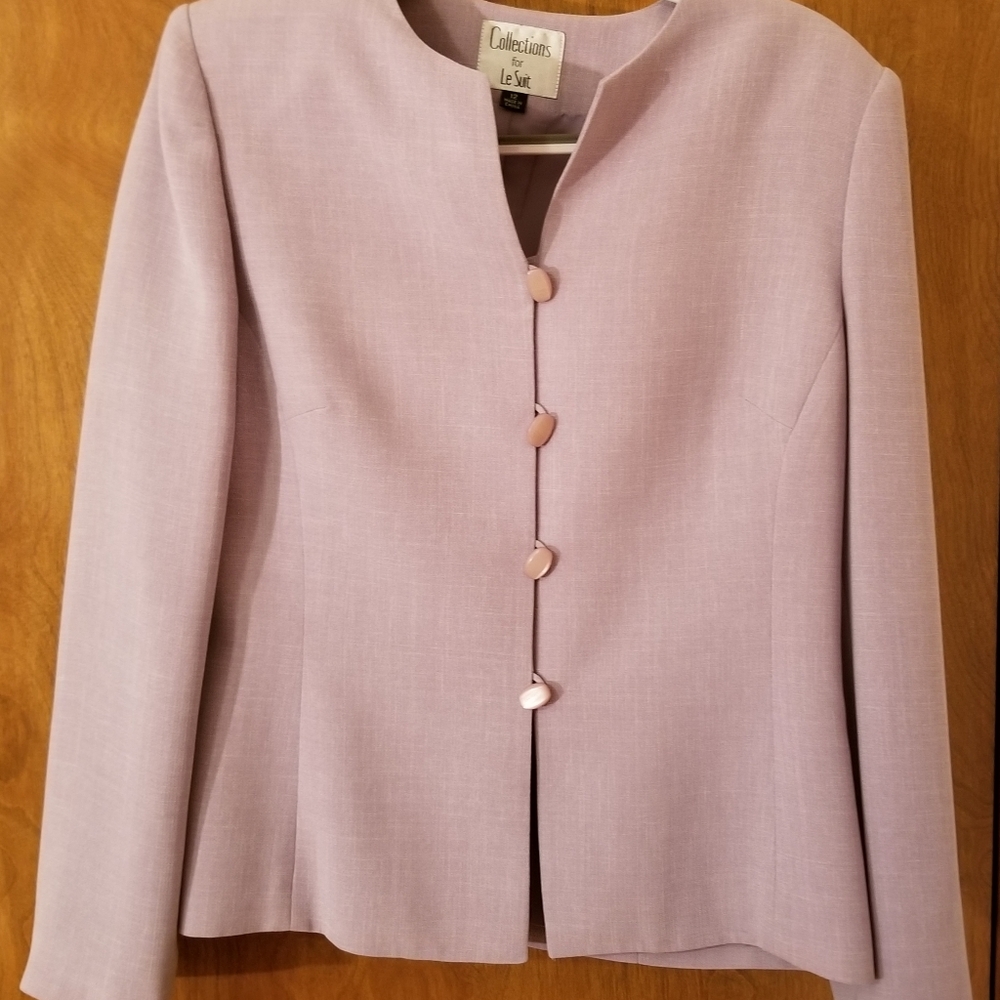 Beautiful Le Suit four-button lilac skirt suit